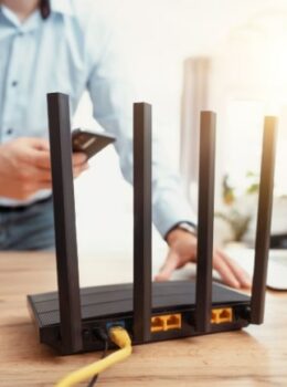 Person installerar router.