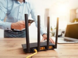 Person installerar router.